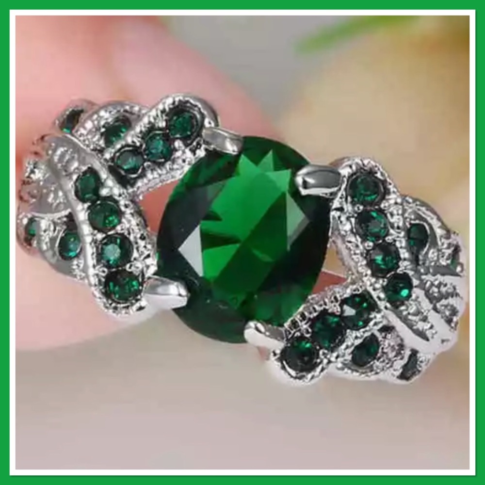 Emerald and Diamond Ring - Picture 1 of 1